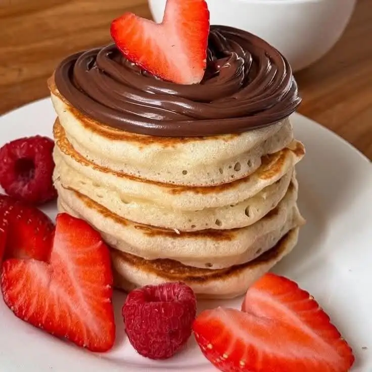 Pancakes mit Schoko-Aufstrich und Erdbeeren