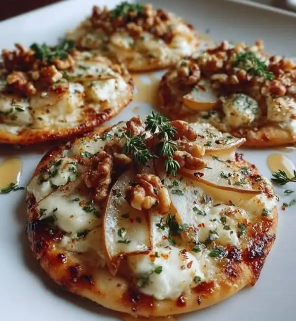 Mini-Pizzen mit Birne, Ziegenkäse und Walnüssen