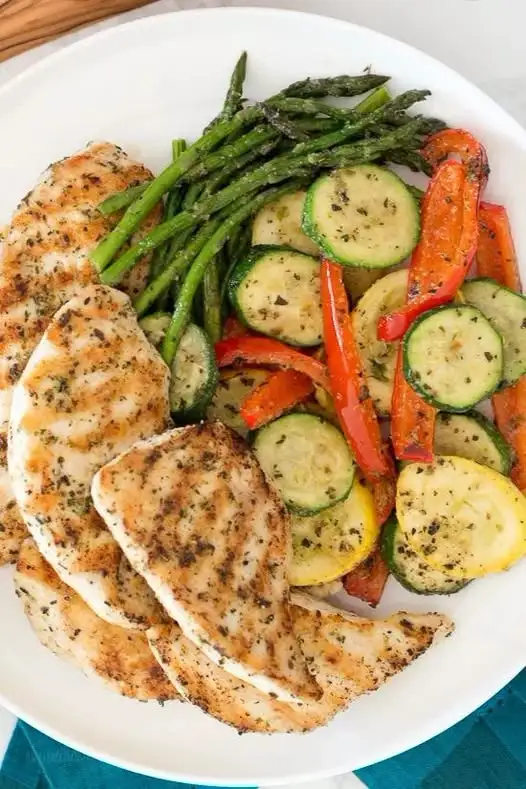 Gegrilltes Hähnchen mit sautiertem Gemüse