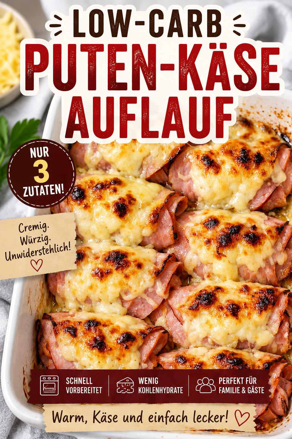 Goldbrauner Low-Carb-Puten-Käse-Auflauf mit geschmolzenem Cheddar und cremigen Schichten in einer Auflaufform