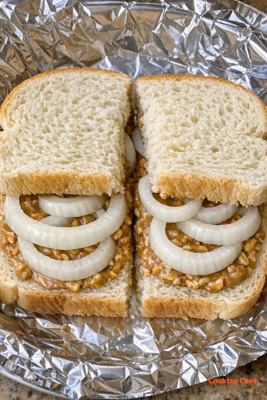 Erdnussbutter Zwiebel Sandwich mit 3 Zutaten auf einem einfachen Teller