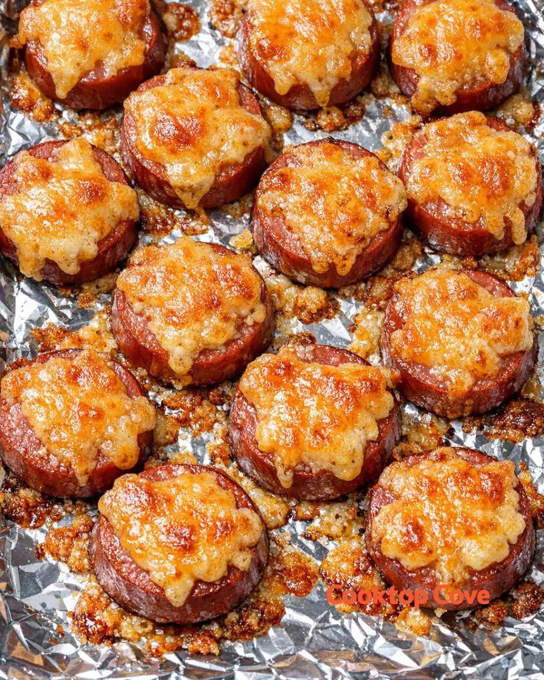 Low Carb Hot Dog Cheddar Bites mit geschmolzenem Cheddar und Senf frisch aus dem Ofen serviert.