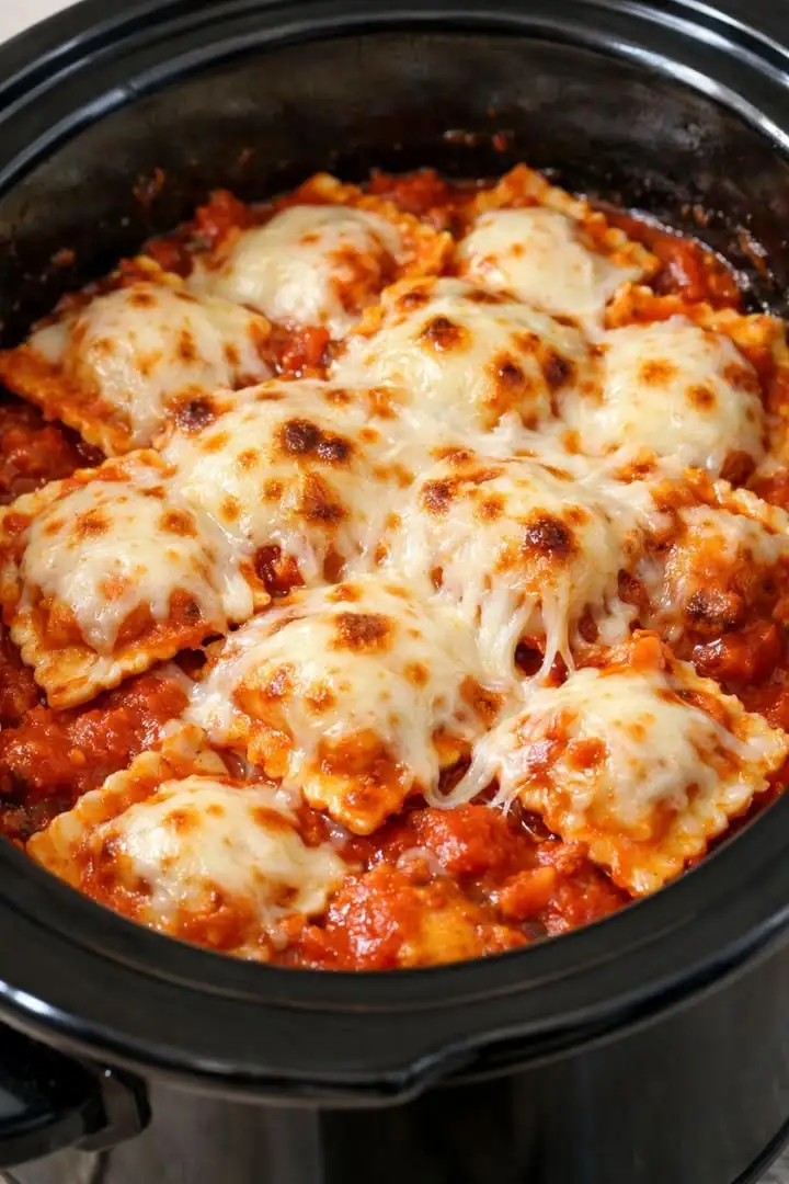 Slow Cooker Käse Ravioli mit geschmolzenem Mozzarella und Tomatensauce im Schongarer