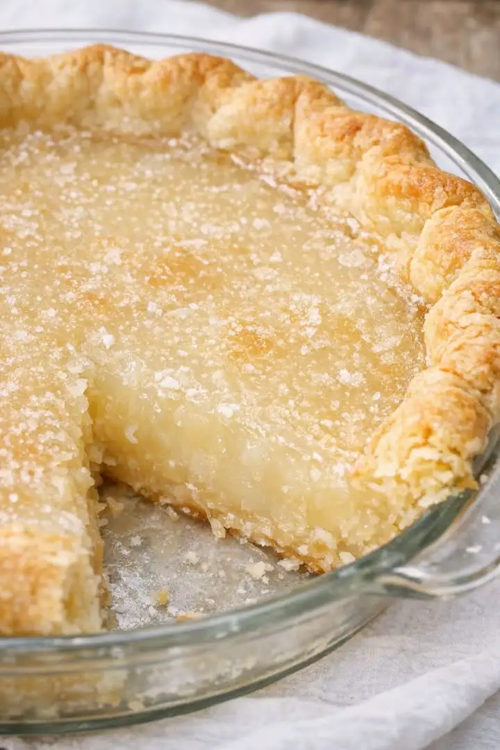 Southern Water Pie Rezept mit goldbrauner Kruste und cremiger Füllung auf einem Dessertteller